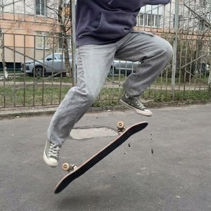 делает трюк kickflip