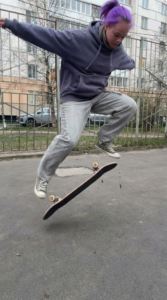 делает трюк kickflip