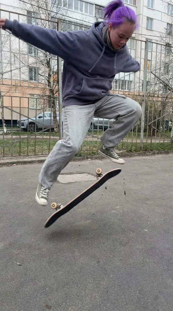 делает трюк kickflip